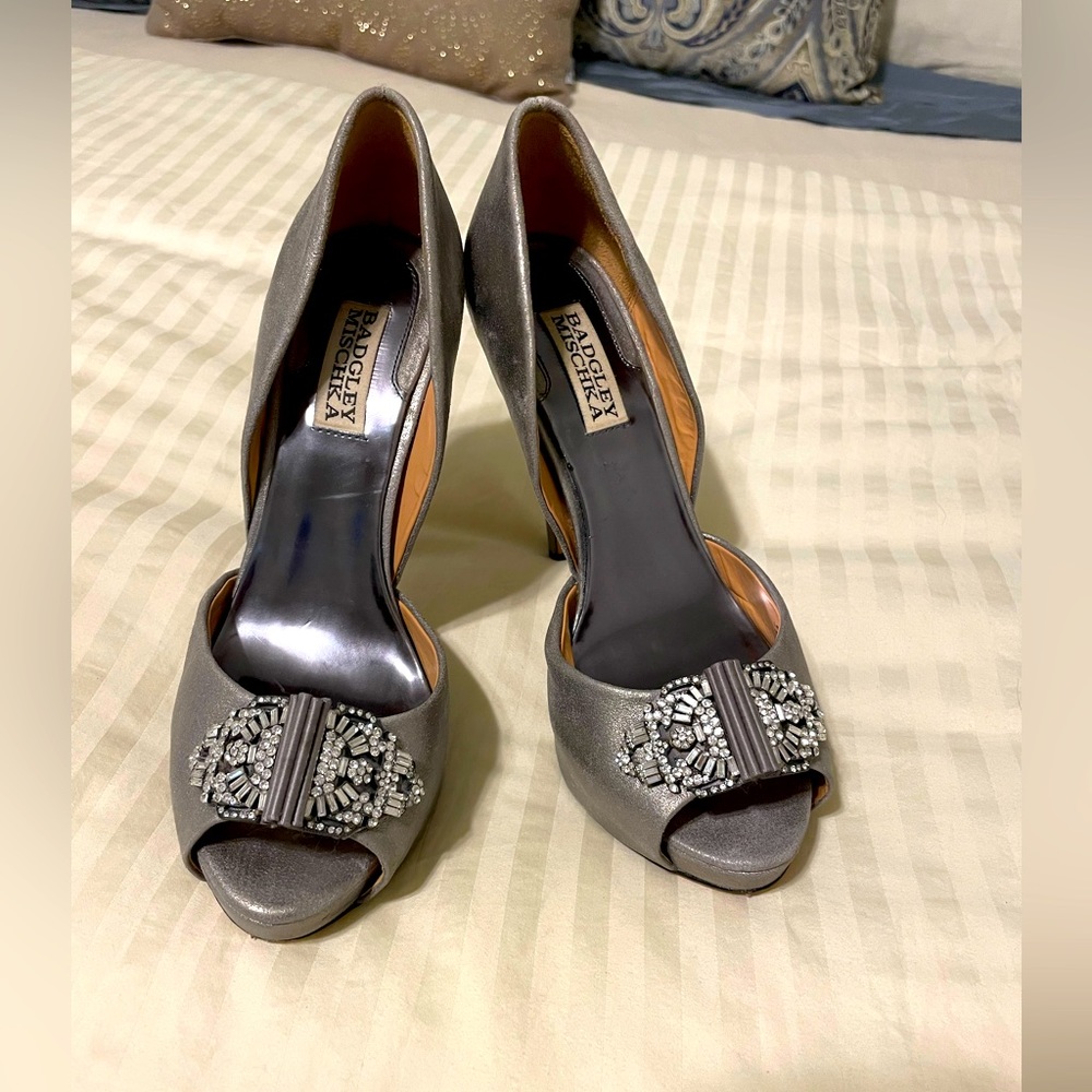 Badgley Mischka Pewter Peep toe Heels!